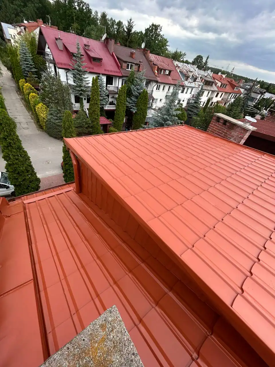 Odnowiony dach w kolorze terakoty, widok z góry