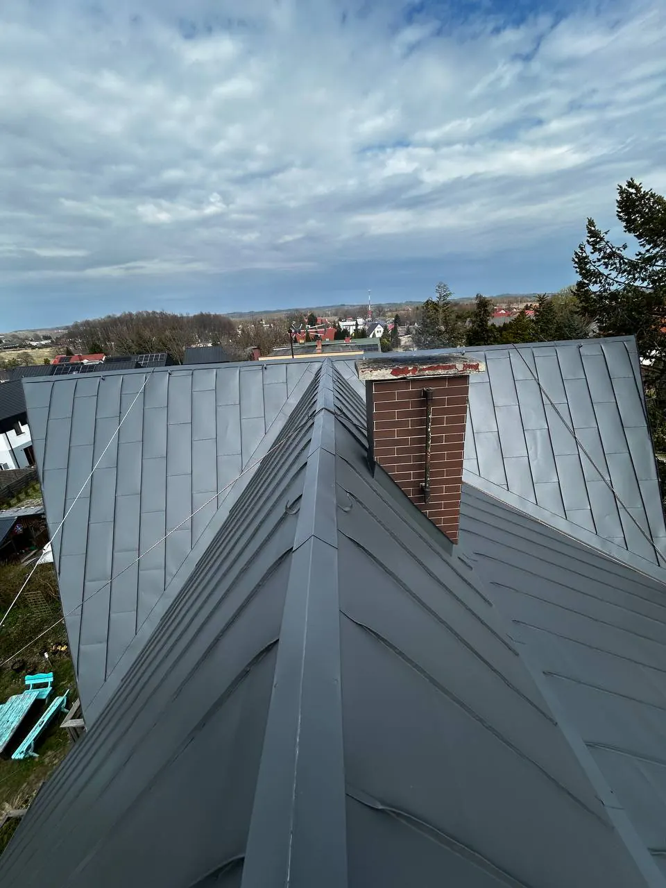 Dach z blachy na rąbek stojący pomalowany na grafit