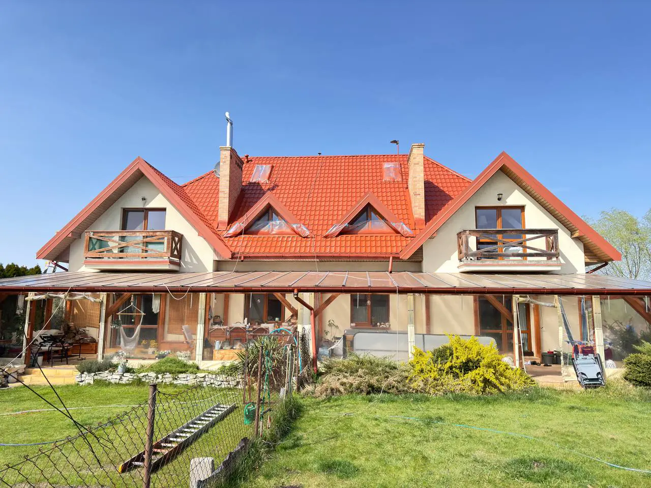 Odnowiony dach ceramiczny domu jednorodzinnego po malowaniu wykonanym przez OdNowa360